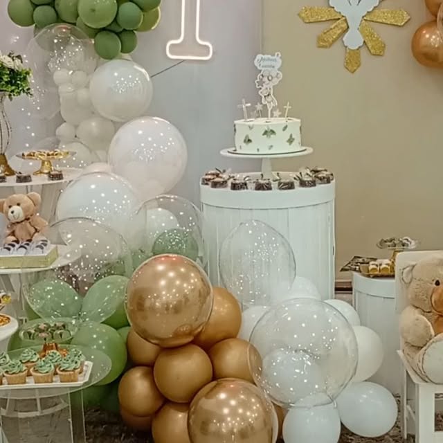 Decoração de primeiro aniversário em verde, branco e dourado